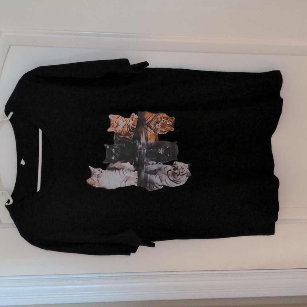 Black Short Sleeve Cat Graphic Tee - Women